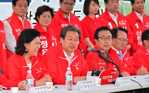 28일 오전 남부권 신공항 후보지의 하나인 부산 가덕도에서 열린 새누리당 중앙당 현장선거대책위원회 회의에서 김무성 공동선대위원장이 모두발언을 하고 있다. 서병수(왼쪽에서 세번째) 새누리당 부산시장 후보가 상기된 얼굴로 앉아 있다. 정운철 기자 woon@msnet.co.kr