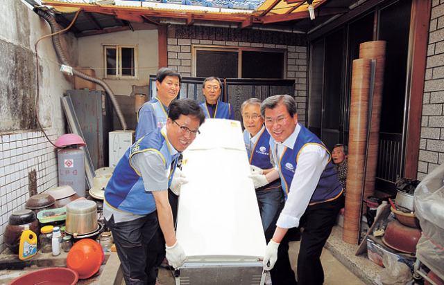 ▲DGB사회공헌재단 박인규 회장과 임직원들은 28일 취약계층 가정을 방문해 집수리와 청소를 했다.