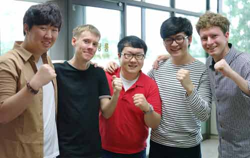 (주)고퀄의 우상범(25·사진 가운데) 대표는 스마트 폰과 사물인터넷 기술을 활용한 홈 네트워킹 제품을 연구·개발하고 있다. 현재 한국인 직원 2명, 인턴 2명(폴란드인 교환 대학생)과 함께 제품 개발에 땀을 흘리고 있다. 최병고기자