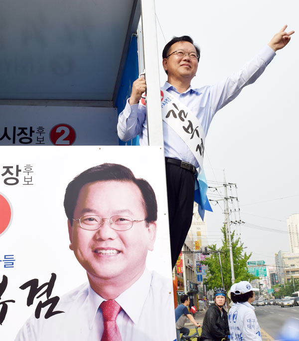 김부겸 새정치민주연합 대구시장 후보가 28일 달서구 일대를 돌며 지지를 호소하고 있다. 이지현 기자 everyday@msnet.co.kr