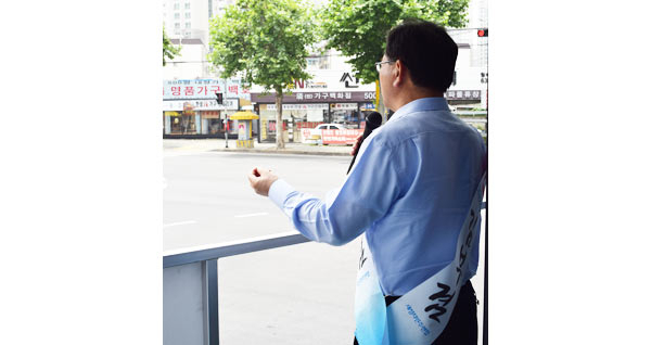 김부겸 새정치민주연합 대구시장 후보는 청중이 잘 없는 아파트 등지를 찾아다니며 마이크를 잡았다. 김 후보가 28일 월배 이마트 앞에서 아파트를 바라보며 