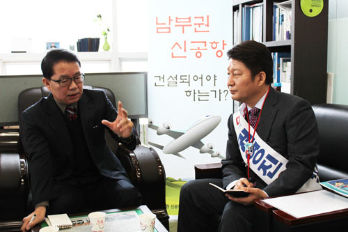 권영진 새누리당 대구시장 후보는 최근 남부권 신공항 범시도민 추진위원회를 찾아 강주열 위원장 등과 함께 신공항 유치 방안 등에 대해 협의했다. 권 후보 측 제공