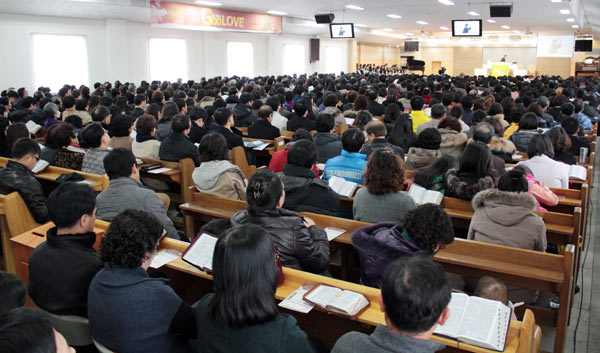 반야월교회는 교회 증축 공사를 시작하면서 임시로 대신대학교 건물을 빌려 사용하고 있다. 교인들은 이를 성경 속 광야생활에 비유하고 있다.