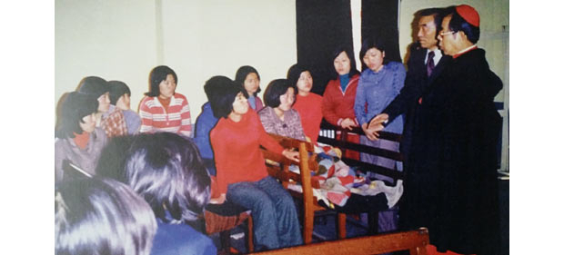 김수환 추기경이 1978년 3월 명동성당에서 단식 농성 중인 인천 동일방직 여공들을 위로하고 있다.(김수환 추기경 생질 정영웅 씨 제공)