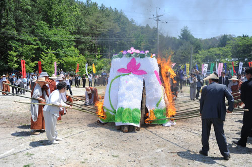 안동 와룡면 가구리 유하사 주지로 지난달 26일 입적에 들었던 일무당 묘행 선사의 다비식이 지난달 30, 31일 이틀 동안 전통방식으로 엄숙하게 치러졌다. 엄재진 기자