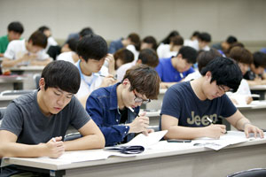 영남대 학생들이 대기업 종합 모의 직무적성검사에 응시하고 있는 모습. 영남대 제공