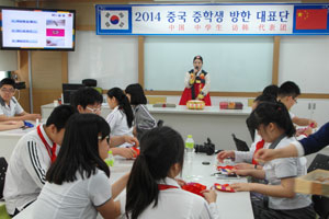 지난달 26일부터 1박 2일 일정으로 대구 죽전중을 찾은 중국 상하이 칭화중 학생들이 친선 피구 경기를 하고 있는 모습, 경산 사동중을 방문한 위육초급중 학생들이 복주머니 만들기 체험을 하고 있다. 죽전중