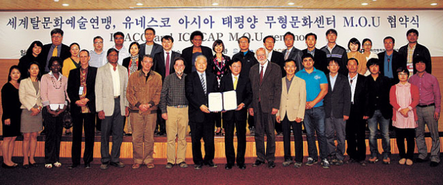 ▲안동에 본부를 두고 있는 세계탈문화예술연맹(IMACO)이 2일 프랑스에서 열린 유네스코 제5차 무형문화유산보호협약 당사국 총회에서 국가자문기구로 최종 인가받았다. 안동시 제공