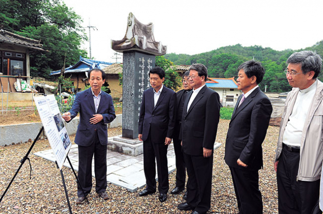 ▲천주교 안동교구장 권혁주 주교와 관계자들이 시 관계자로부터 설명을 듣고 있다. 영주시 제공