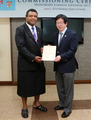 장순흥 한동대 총장이 필리모네 카우 주한 피지 대사로부터 명예 총영사 임명장을 받고 있다. 한동대 제공