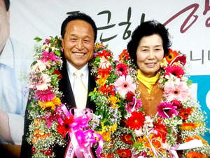 여론조사에서 줄곧 뒤지는 것으로 나타났던 김영만(전 경북 도의원) 후보가 현직 장욱 군수를 누르고 군위군수에 당선됐다. 당선 확정 직후 부인과 함께 지지자들에게 인사하는 김 당선인. 김 당선인 측 제공.