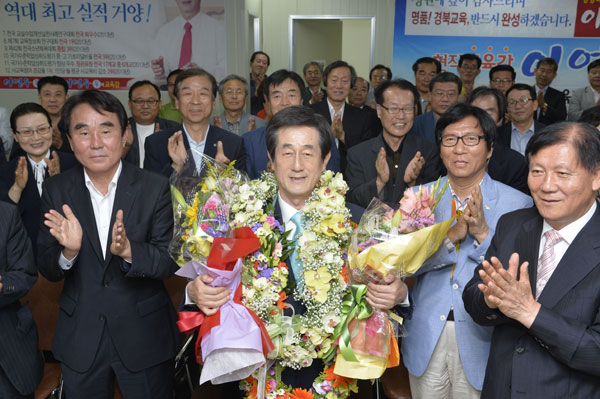 경북도교육감 3선 도전에 성공한 이영우 당선인이 4일 포항에 마련된 선거대책본부를 찾아 지지자들로부터 축하 인사를 받고 있다. 이영우 당선인 측 제공
