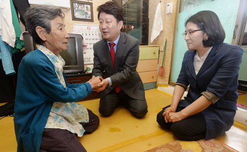 5일 권영진 대구시장 당선인이 부인 이정원 씨와 함께 대구시 동구 신암동 쪽방촌의 공동화장실을 관리 봉사하고 있는 김연화(80) 할머니 집을 방문, 무릎을 꿇은 채 낮은 자세로 두 손을 잡으며 대화를 나누고 있다. 성일권 기자 sungig@msnet.co.kr
