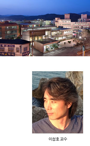 청도어린이도서관은 건물의 성격에 맞게 주변 공간은 물론 주변 건축물과의 조화와 이웃들과 공유할 수 있는 공간 구축에 주안점을 두고 있다.