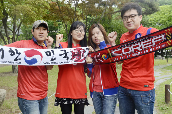 대구 붉은악마 회원들이 대구 국채보상운동기념공원에서 월드컵 국가대표팀의 선전을 기원하고 있다. 왼쪽부터 이은노(29), 김은희(38), 김영아(33), 김정민(35) 씨.