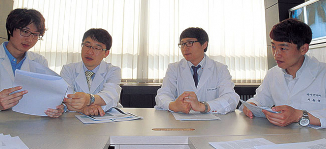 ▲미래창조과학부와 한국연구재단이 주관하는 원자력연구개발사업에 선정된 김천대학교 방사선학과 이언석 교수와 유승만 교수 연구팀. 김천대학교 제공
