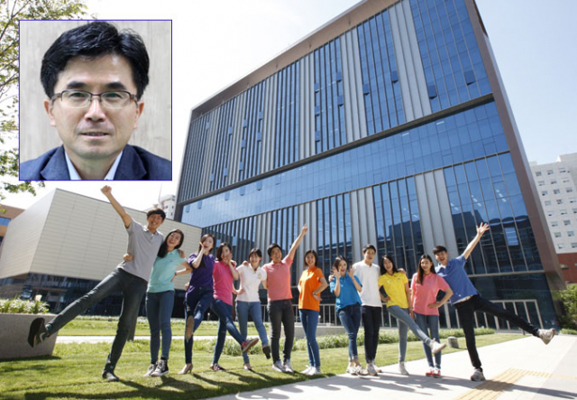영남이공대가 지역을 넘어 대한민국 대표 전문대학으로 우뚝 서고 있다. 영남이공대 학생들이 전국 최대 규모의 창업보육센터 앞에서 포즈를 취하고 있다. 영남이공대 제공 작은 인물사진은 도움말 주신 영남이공대 박재성 입학처장