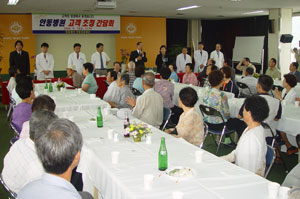 안동병원이 지난 2004년부터 시작한 고객초청 간담회가 10년째를 맞았다. 8일 열린 65회 고객초청 간담회에는 고객 50여 명을 초청, 다양한 분야에 대한 쓴소리를 들었다. 안동병원 제공