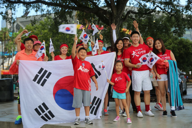 10일 한국 축구대표팀과 가나의 평가전을 응원하기 위해 교민 4천여 명이 미국 플로리다주 마이애미의 선라이프 스타디움을 찾았다. 김종화 기자
