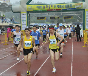지난해 열린 제1회 봉화송이전국마라톤대회에서 참가자들이 출발신호에 맞춰 힘차게 달려나가고 있다.