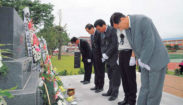 ▲이서중 6·25 참전 전몰 학도병 추모식이 10일 교내 전몰 학도병 추모비 앞에서 열렸다. 이서중 제공