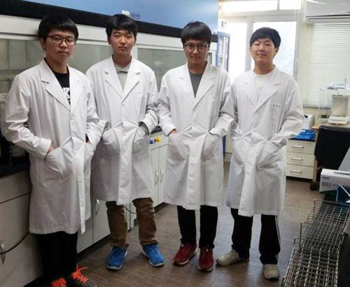 경신고 3학년 학생들이 주저자로 참여한 논문이 국제학술지에 게재돼 눈길을 끌고 있다. 왼쪽부터 이상헌, 류상현, 서해찬, 송정석 학생.