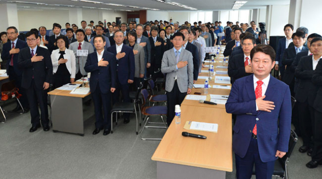 11일 오전 대구은행 중앙로지점 8층에서 열린 민선 6기 대구시장직 취임준비위원회 전체회의에서 권영진 당선인을 비롯한 청년소통기획단 등 7개 분과 111명의 준비위원들이 인수작업 회의에 앞서 국민의례를 하고 있다. 정운철 기자 woon@msnet.co.kr