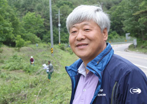 10일 오후 청송군 안덕면 문거리 도로변에서 만난 이경우 청송군 산림환경과장은 오늘도 현장에서 