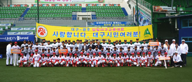2014 달빛(대구-광주) 야구교류대회에 참가한 광주시 선수단이 12일 대구시민야구장에서 포즈를 취했다. 대구시체육회 제공