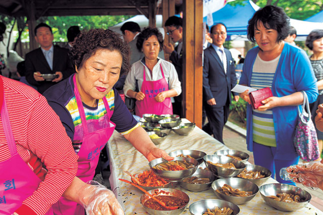 ▲함누리 희망나눔 축제에서 주민들이 먹거리 장터를 둘러보고 있다. 서구청 제공