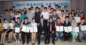영진전문대는 재학생들의 자발적인 학습의욕을 북돋우기 위해 학습나눔(튜터링) 활동을 적극 지원하고 있다. 이달 11일 대학 교수회관에서 열린 상반기 우수 튜터링팀 시상식. 영진전문대 제공