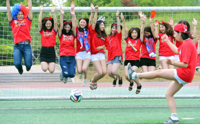 2014 브라질 월드컵 한국 대 러시아전을 이틀 앞둔 16일 오후 거리응원전에 나서는 계명대학교 학생들이 성서캠퍼스 축구장 골대 앞에서 승리를 기원하는 프리킥(free kick) 퍼포먼스를 하고 있다. 정운철 기자 woon@msnet.co.kr