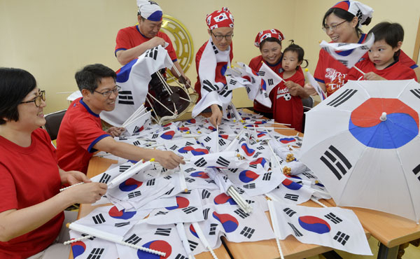 2014브라질 월드컵 한국 대 러시아전을 이틀 앞둔 16일 대구 국학원에서 국학원 회원들이 국채보상운동기념공원에서 펼쳐질 거리응원전에 무료로 나눠 줄 태극기를 준비하며 한국팀의 승리를 기원하고 있다. 성일권 기자 sungig@msnet.co.kr