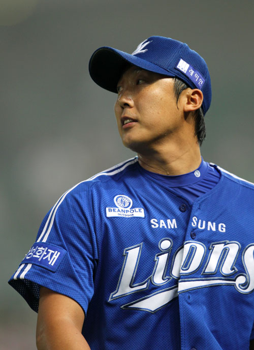 5회말 승리투수 요건을 갖추고 마운드를 내려오는 배영수와 9회말 1점차 승리를 지키기 위해 등판한 임창용. 임창용은 올 시즌 벌써 4번째 배영수의 승리를 날려버렸다. 삼성 라이온즈 제공