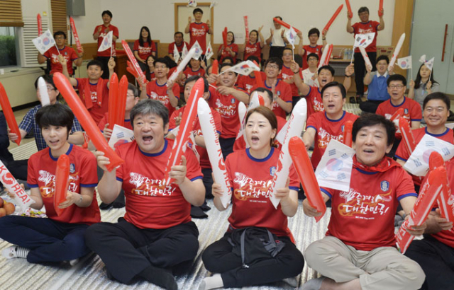 18일 오전 7시에 열린 한국 대 러시아전을 응원하기 위해 일찍 출근한 경북개발공사, 경북체육회, 경북생활체육회, 경산 서부2동주민센터, 대구은행 직원들이 함께 경산에 위치한 경북개발공사 강당에 모여 