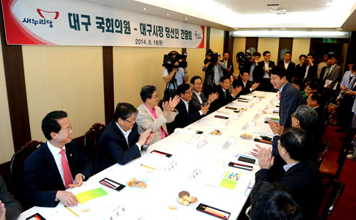 권영진 대구시장 당선인과 대구 국회의원들이 19일 서울에서 간담회를 갖고 상호 공조를 약속했다. 이지현기자
