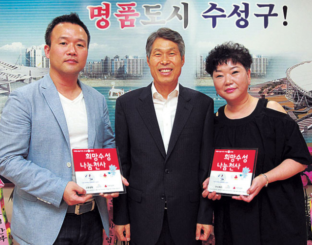 이진훈(가운데) 수성구청장은 18일 대구 수성구 황금동 