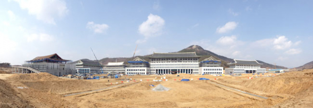김관용 지사의 연말 경북도청 이전 입장과 관련, 민선3기 도정 자문기구인 