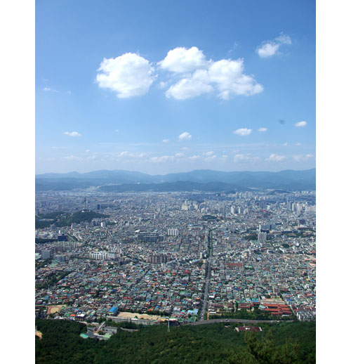 앞산 전망대에서 내려다본 대구시 전경. 신라 말 신문왕대에 추진된 달구벌 천도는 대구가 신라에 편입된 후 지역에서 일어난 일 중 가장 획기적인 사건이었다. 