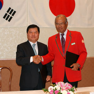 12일 오후 일본 구마모토현 아라오시에서 열린 계약조인 후 전태재(왼쪽) 대구CC 대표이사와 악수하는 에리구치 도시후미 그린랜드 리조트 사장.