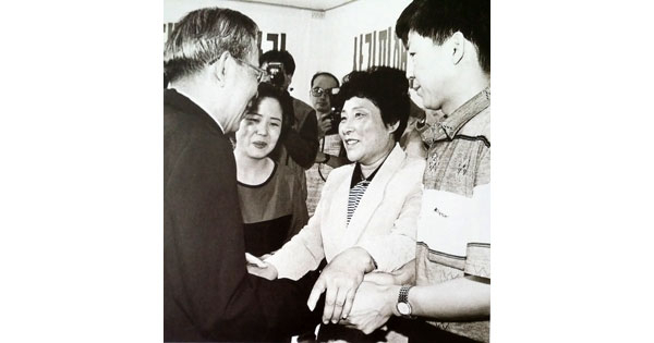 김수환 추기경이 1997년 6월 조선족 사기피해자 농성장을 방문에 위로하고 있다. (김수환 추기경 생질 정영웅씨 제공)