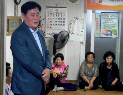 경제부총리로 내정된 최경환 국회의원이 21일 고향인 경산시 신천동 주민들에게 인사말을 하고 있다. 김진만 기자