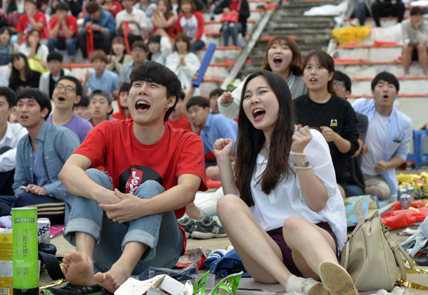 2014 브라질 월드컵 대한민국과 알제리와의 경기가 열린 23일 영남대학교 노천강당에서 거리응원 나온 대학생과 시민들이 한국팀의 슛이 골대를 벗어나자 아쉬운 표정을 짓고 있다. 성일권 기자 sungig@msnet.co.kr