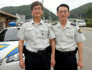 순찰 활동 중 70대 노인의 목숨을 구한 의성경찰서 춘산파출소 소속 최원석(왼쪽), 김원한 경사. 의성경찰서 제공
