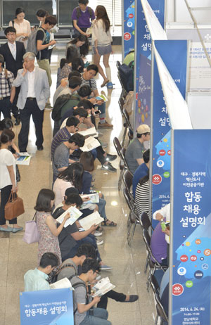 대구경북 혁신도시로 이전하는 공공기관들이 지역 대학생들을 채용하기 위한 합동채용설명회가 24일 영남대학교 천마아트센터에서 열려 취업 희망 대학생들이 기관별 채용상담 부스에서 인사담당자로부터 취업상담을 받고 있다. 성일권 기자 sungig@msnet.co.kr