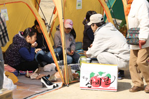 지난해 열린 수성 벼룩시장에서 참여자가 물품을 팔고 있다. 수성구청 제공