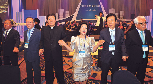 ▲대구가톨릭대는 24일 대구 인터불고호텔에서 동문 등 400여 명이 참석한 가운데 100년사 출간기념 및 후원의 밤 행사를 열었다. 정운철 기자 woon@msnet.co.kr