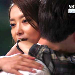 사진. 오윤아 안재현 포옹(SBS 너희들은 포위됐다 방송 캡처)
