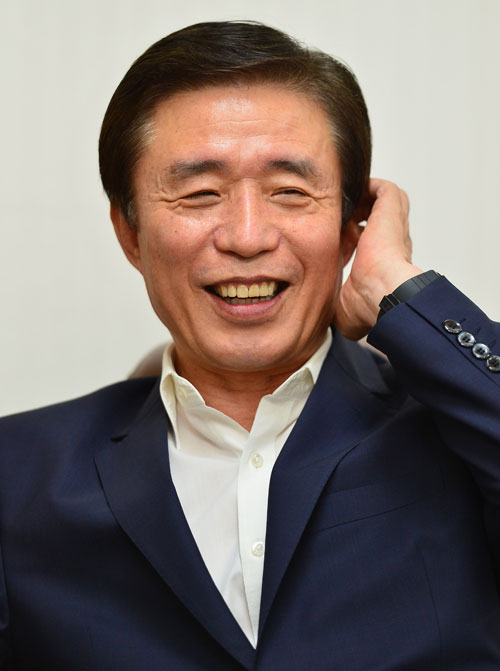30일 퇴임하는 김범일 대구시장이 매일신문과의 인터뷰에서 시장 8년, 부시장 2년 등 재임 기간 10년의 소회를 밝히고 있다. 정운철 기자 woon@msnet.co.kr