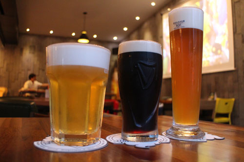 맥주 한 잔에는 빛깔, 향, 무게감 그리고 독특한 맛이 숨어 있다. 왼쪽부터 라거, 흑맥주, 에일
